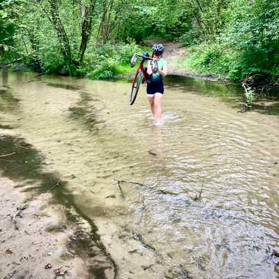 ultramaraton gravelowy przeprawa przez rzekę